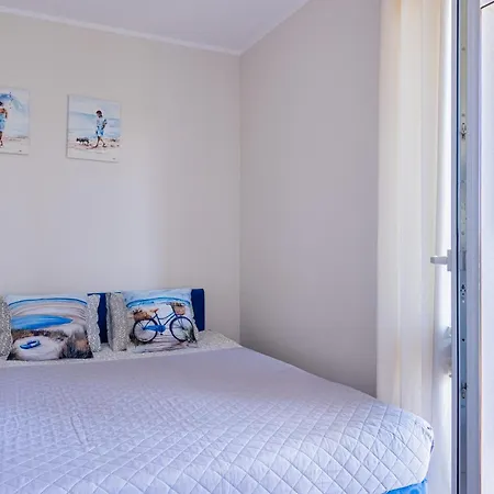 Barka - I Blisko Plazy Karwia